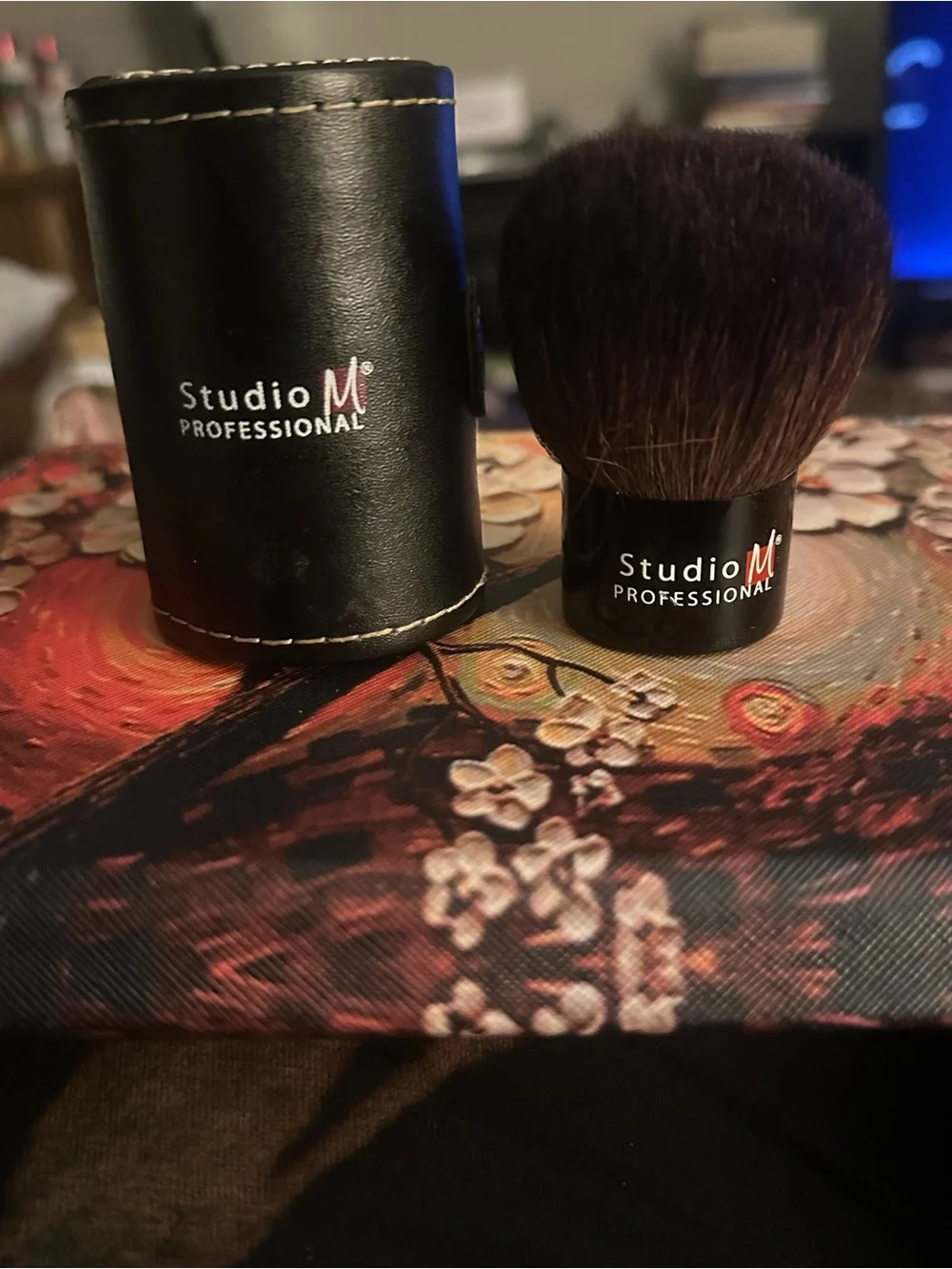 Studio M compact kabuki
